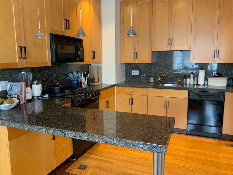 Building Photo - 2131 Greenwich St