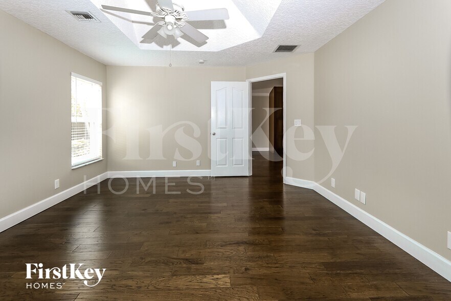 Building Photo - 6484 Robinson St