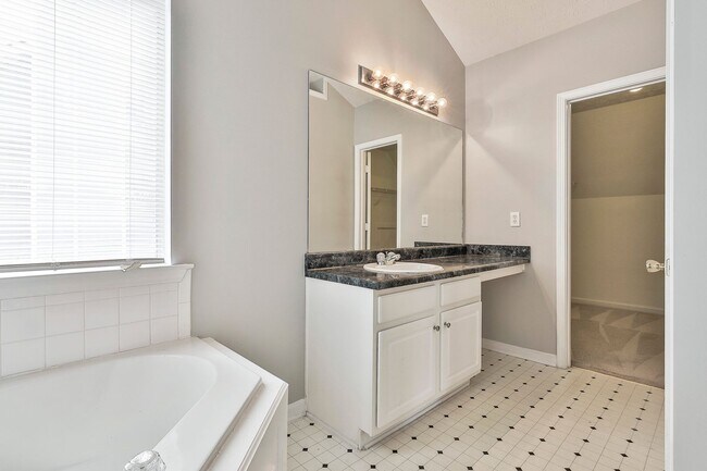 Building Photo - 4BR Home with Lake View in Swim Tennis Community