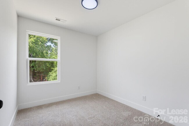 Building Photo - 104 Maple Ave NW