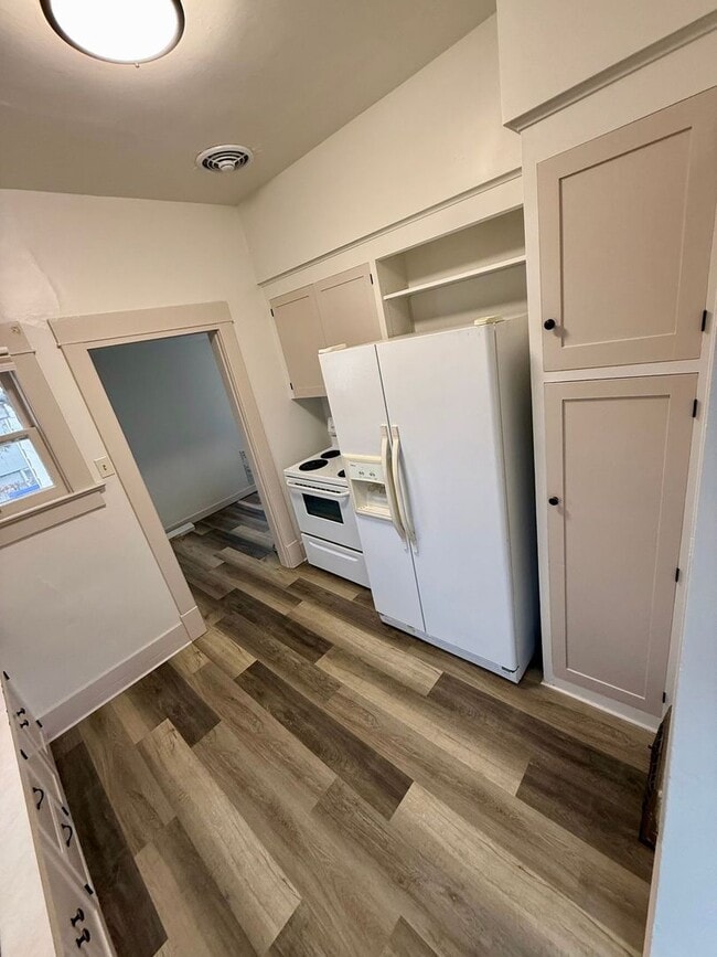 Building Photo - Approved Applicant - 2 Bedroom Newly Remod...