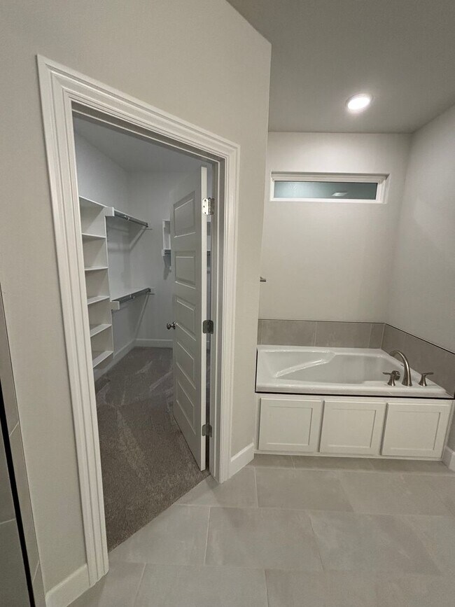 Building Photo - Cozy 4 Bedroom/2.5 Bath Home in a Wonderful Neighborhood