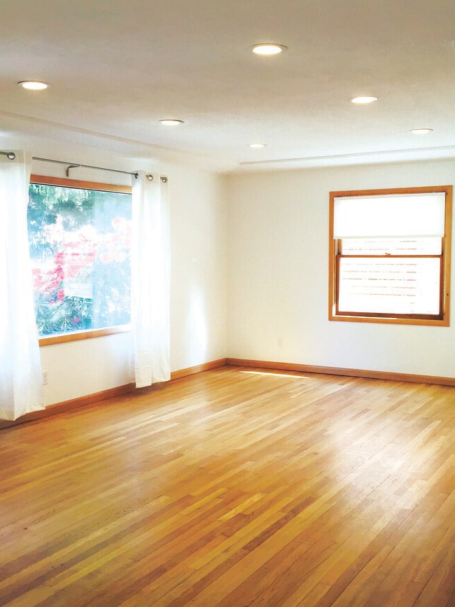 Living Room, SE - 6205 NE 30th Ave