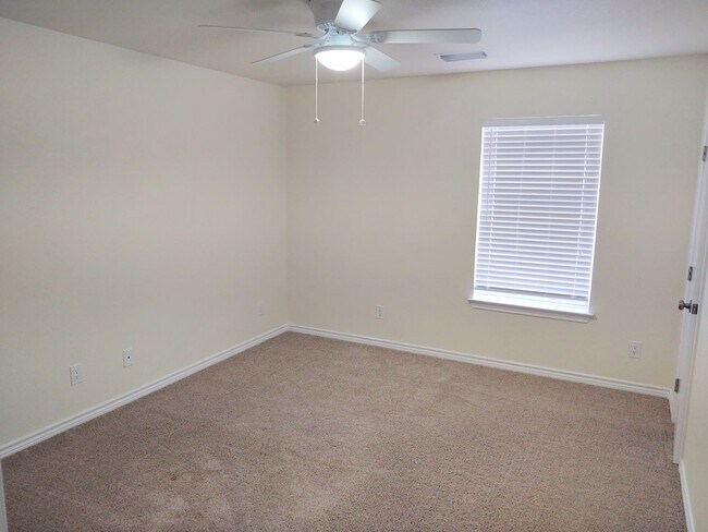 Building Photo - $1195 - Charming duplex in Pilot Point
