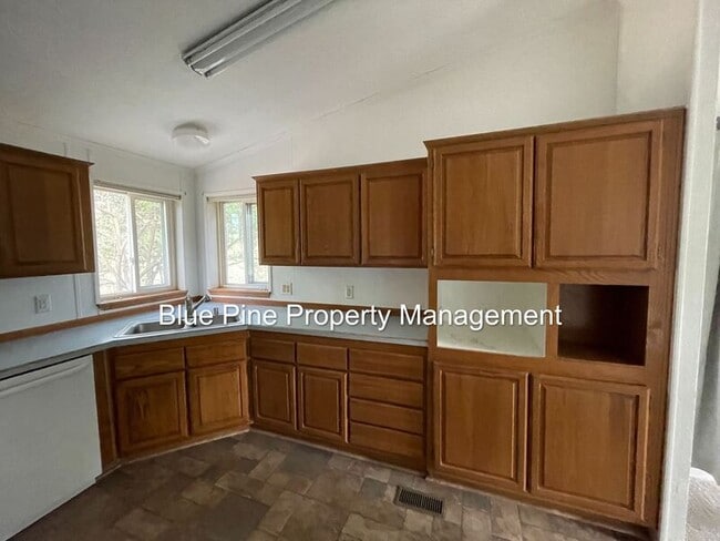 Building Photo - 587 W 10 S