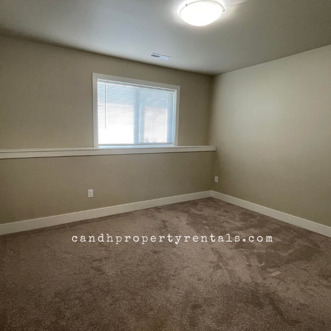 Building Photo - 1417 Columbine Dr
