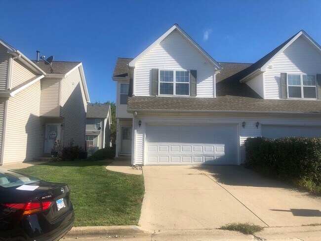 Primary Photo - Great 2 BR 4 bathroom townhouse in Bloomington