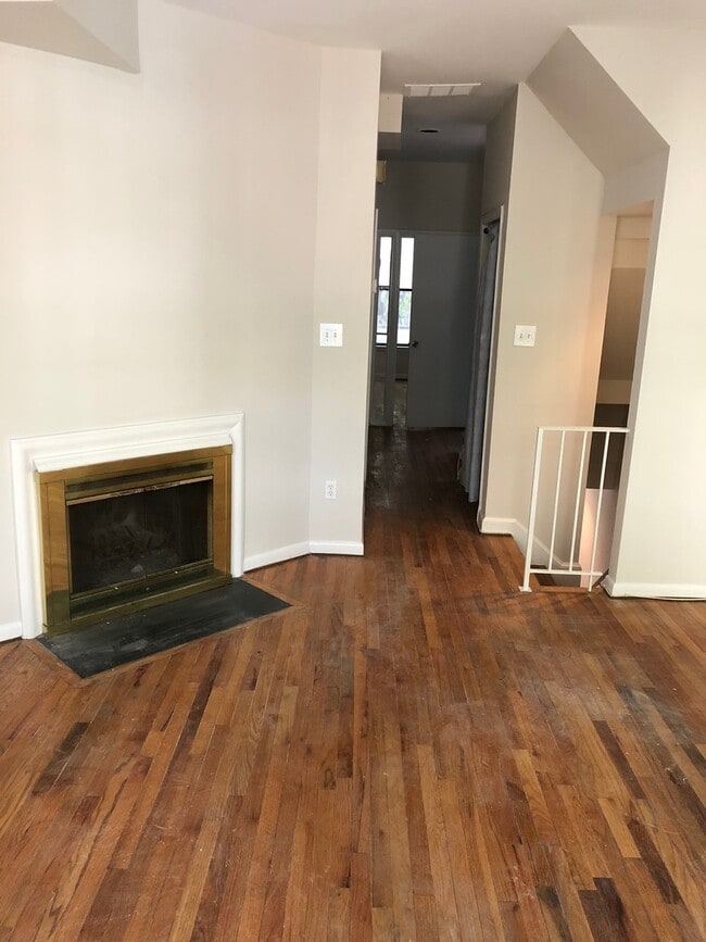 Building Photo - West End Giant