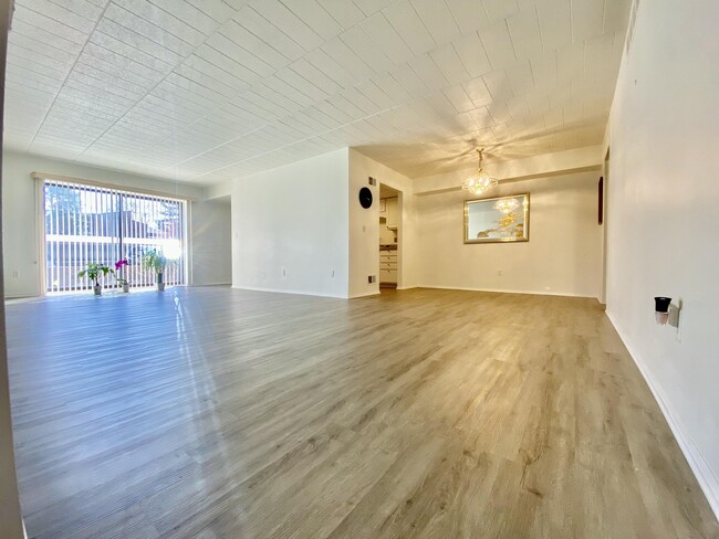 Building Photo - 18220 University Park Dr