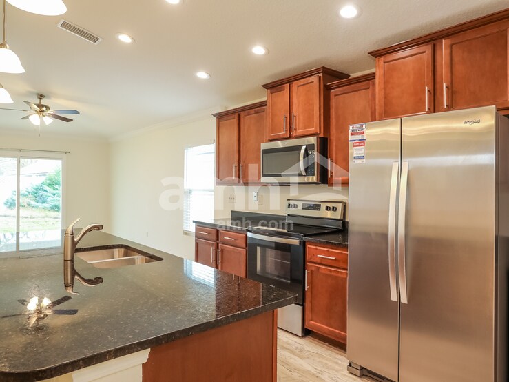 Building Photo - 636 Glendale Ln