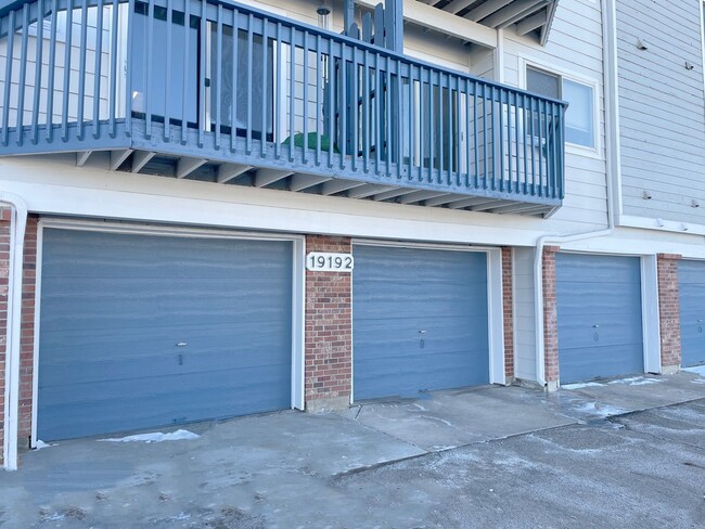 Building Photo - 1 bedroom, 1 bathroom, large garage! Large...