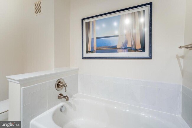 Building Photo - 7046 Falls Reach Dr