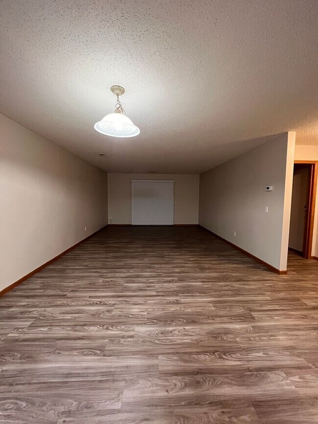 Building Photo - 2 Bedroom Town Home, FLEXIBLE MOVE IN DATE!
