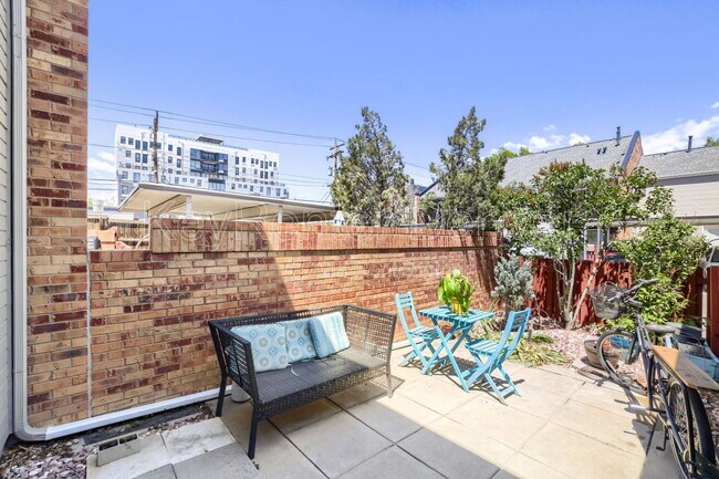Building Photo - 1201 Galapago St