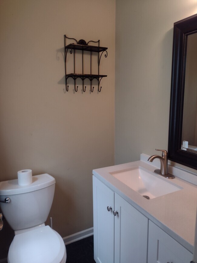 Building Photo - 83 Avon Ln