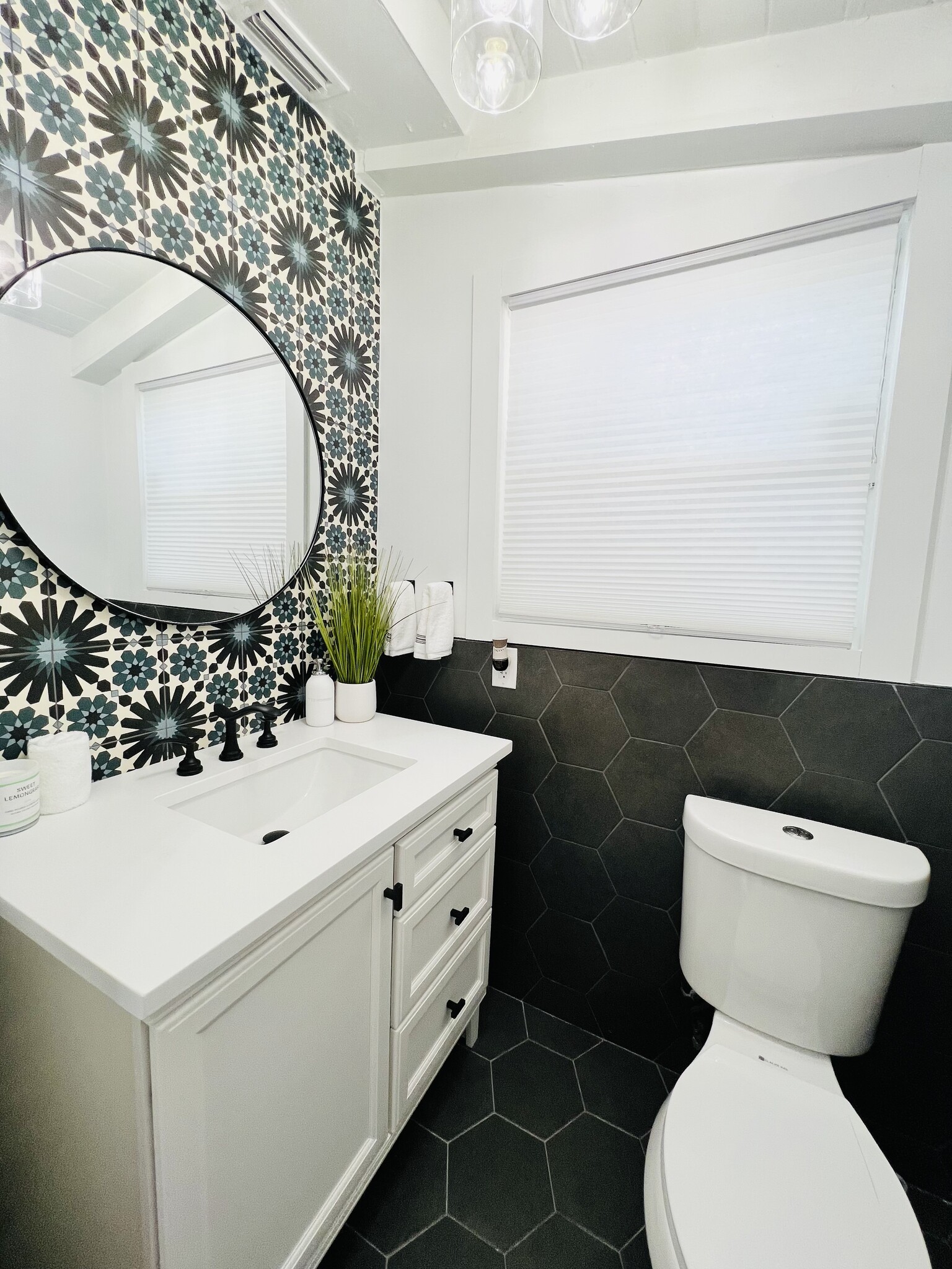 Powder room / Half Bath - 920 NE 34th Ct