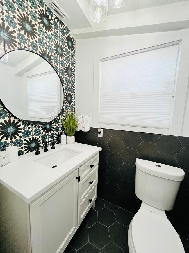 Powder room / Half Bath - 920 NE 34th Ct