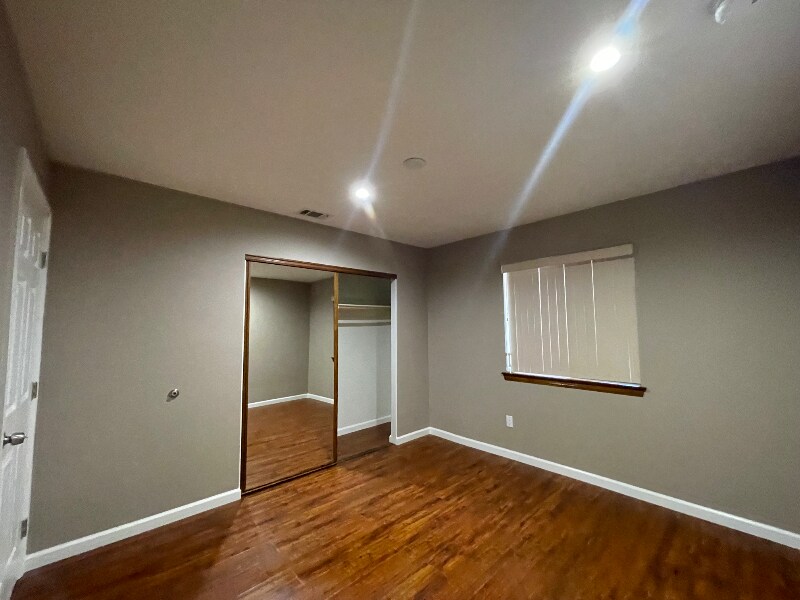 Building Photo - 8560 Oakwood Ave