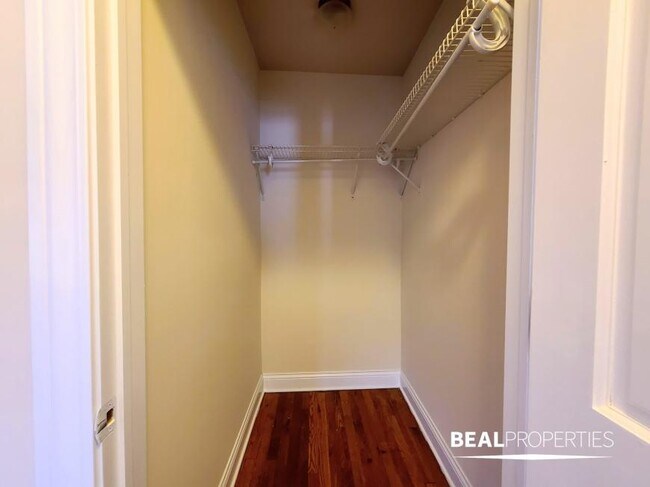 Building Photo - 1 bedroom in CHICAGO IL 60613