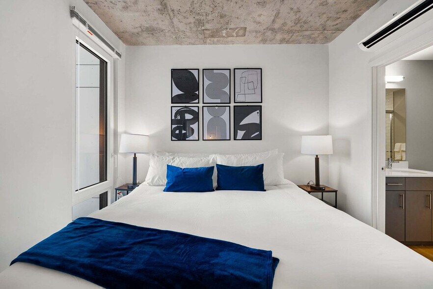 Building Photo - 853 W Blackhawk St