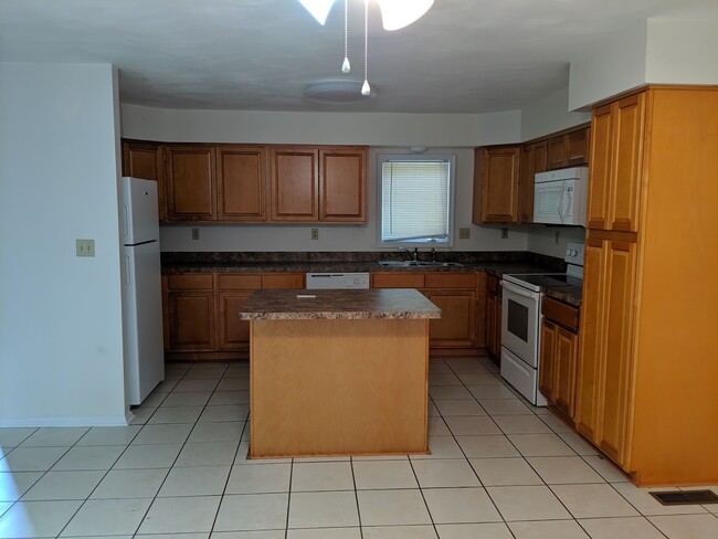 Building Photo - 3 BEDROOM 3 BATH DUPLEX NEAR MILITARY BASES