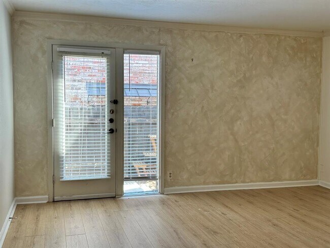 Building Photo - 6501 E Hill Dr