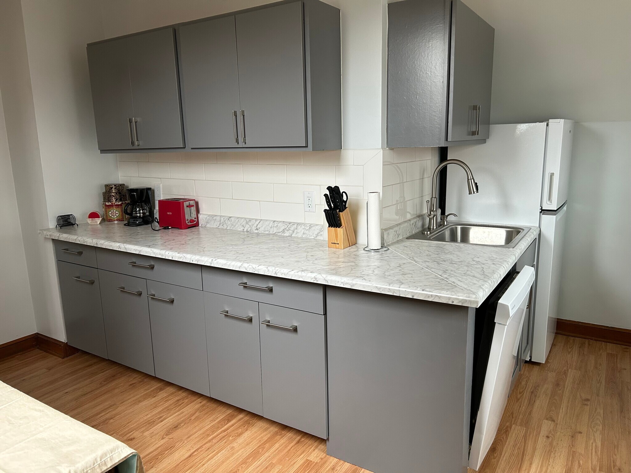 Loads of counter space - 749 Hawthorne Ave E