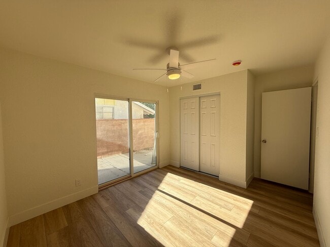 Building Photo - 1105 E Ave J 4