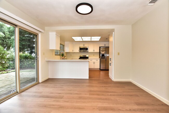 Building Photo - 498 Nut Tree Ct