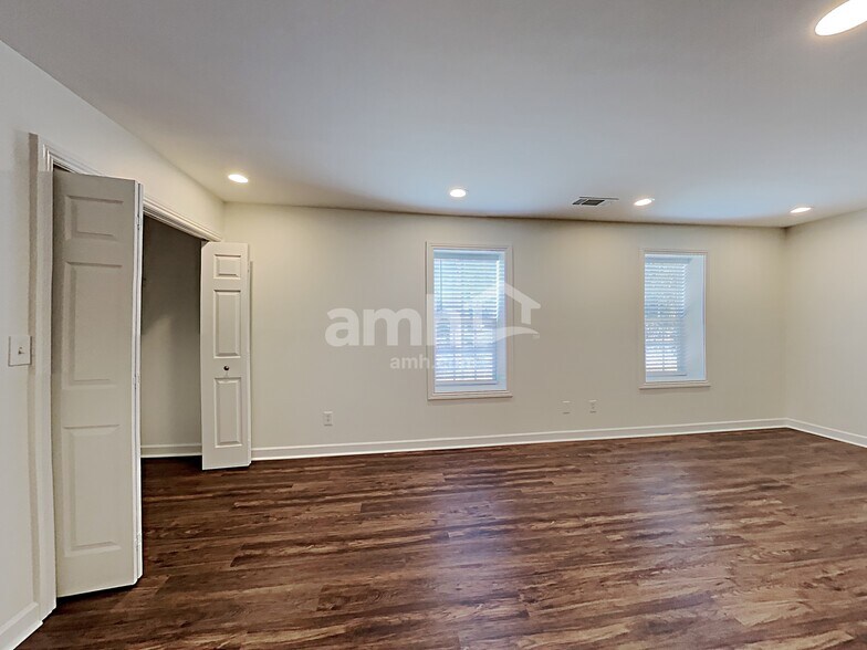 Building Photo - 1772 N Oak Dr