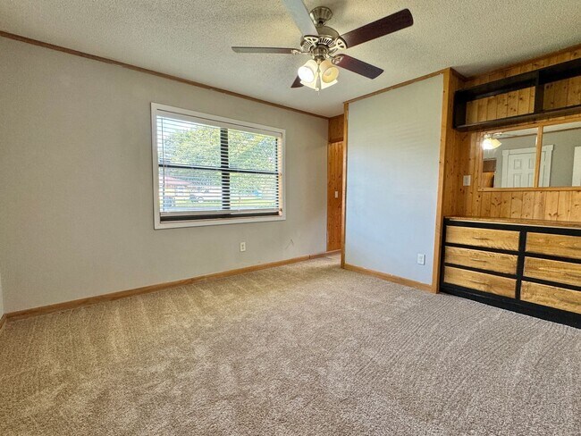 Building Photo - AVAILABLE AUGUST 2025 [PET FRIENDLY]