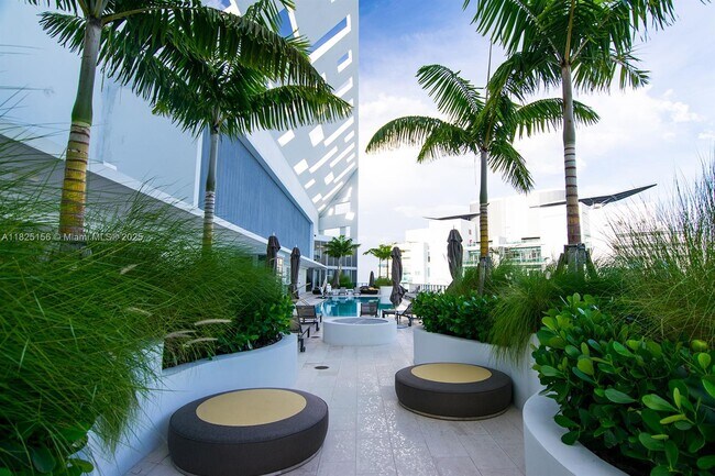 Building Photo - 1300 Brickell Bay Dr