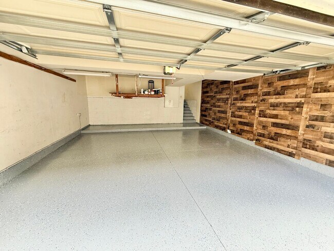 Building Photo - Beautiful 3 bed/3 bath In Costa Mesa