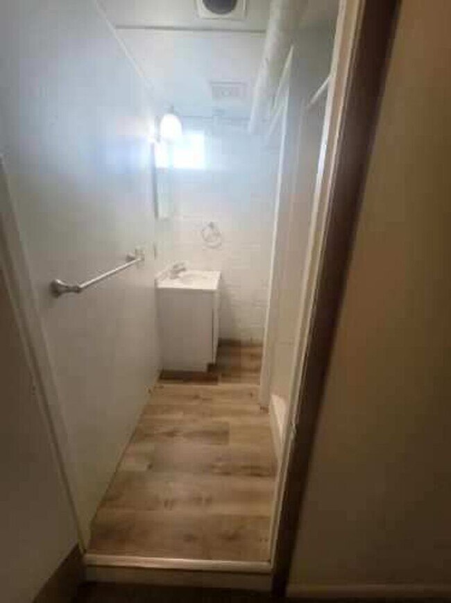 Building Photo - Pre-Leasing 2 Bedroom 1 Bathroom in West L...