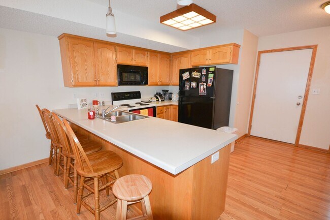 Building Photo - Rare end unit townhome in super convenient...