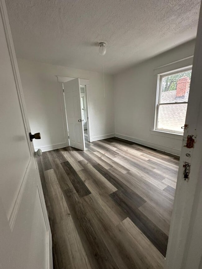 Building Photo - 4 bedroom 1.5 bath