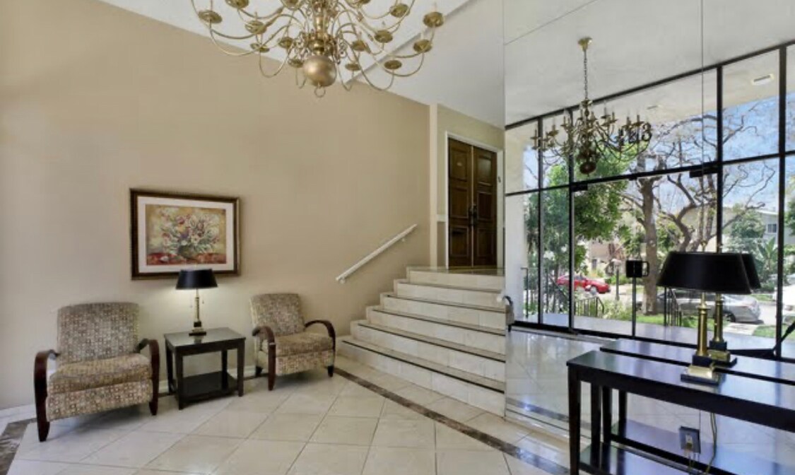 Building Photo - 423 N Palm Dr