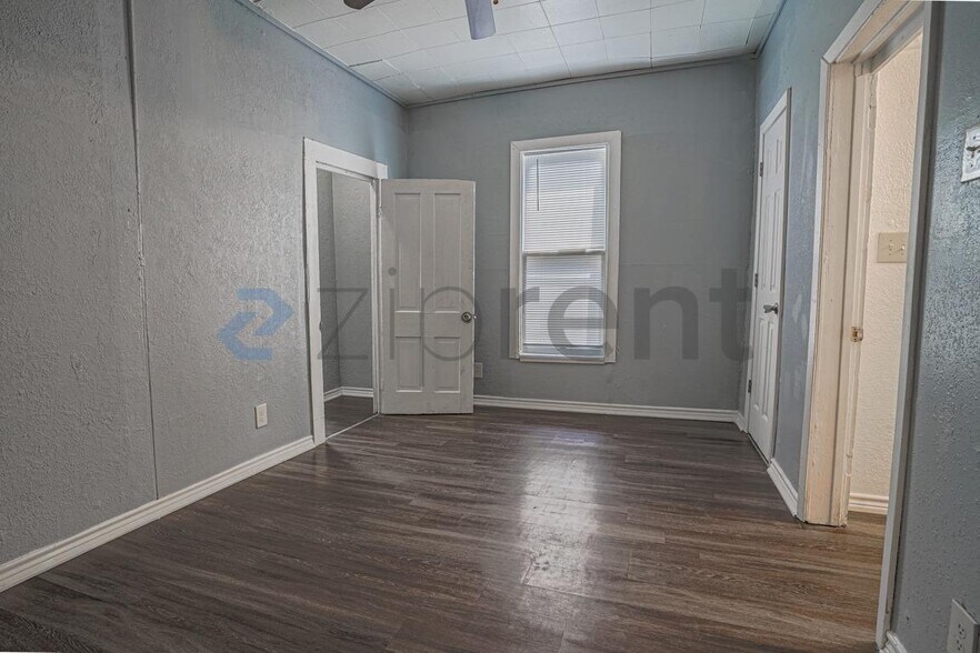 Building Photo - 1006 S Throckmorton St