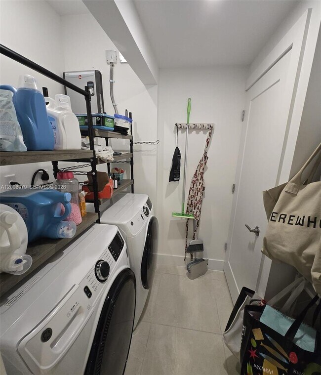 Building Photo - 5503 W Oak Wy