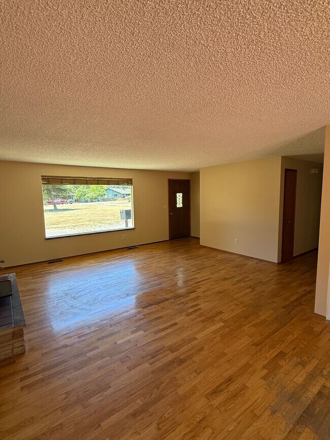 Building Photo - 3 Bed, 1 Bath Single Level Home For Rent in Port Townsend!
