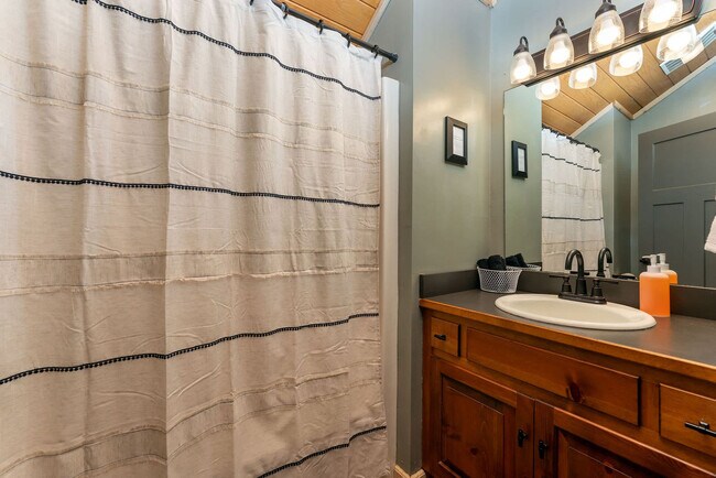 Building Photo - 401 Lookout Dr