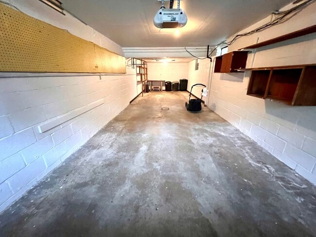 Building Photo - Pittsburgh - 3 Bedroom 1.5 Bathroom - Stunning Home