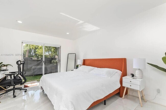 Building Photo - 518 Woodgate Cir