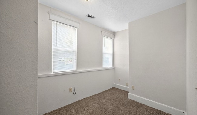 Building Photo - Charming half duplex in Sloane's Lake