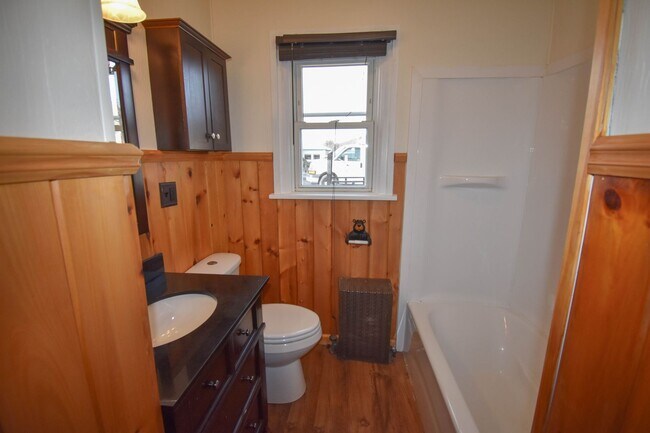 Building Photo - Two Bedroom Home with Detached Garage!