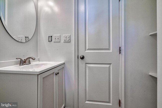 Building Photo - 6473 Blenheim Rd