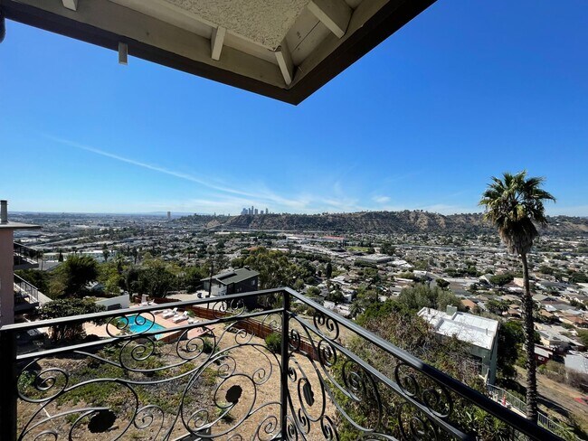 Building Photo - Gorgeous 5 Bed House - Amazing View!