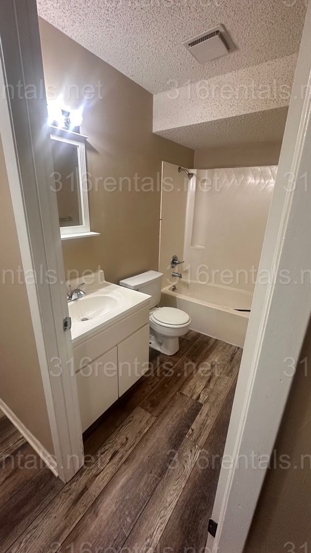 Building Photo - $800 - 2 bed 1 bath - Apartment