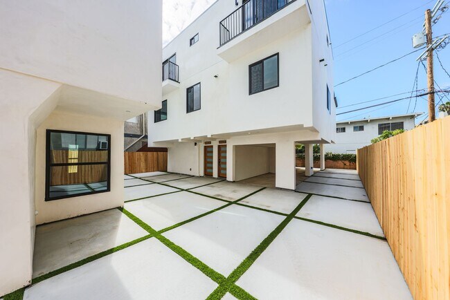 Building Photo - 1237 N Orange Dr