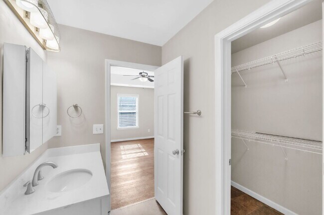 Building Photo - Elegant 3BR/2BA Home in Chartwell Estates with Fireplace & Fenced Yard $1800/mo rent